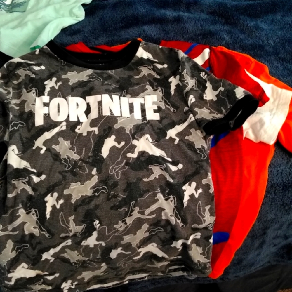 Boys size 8 assorted T's
